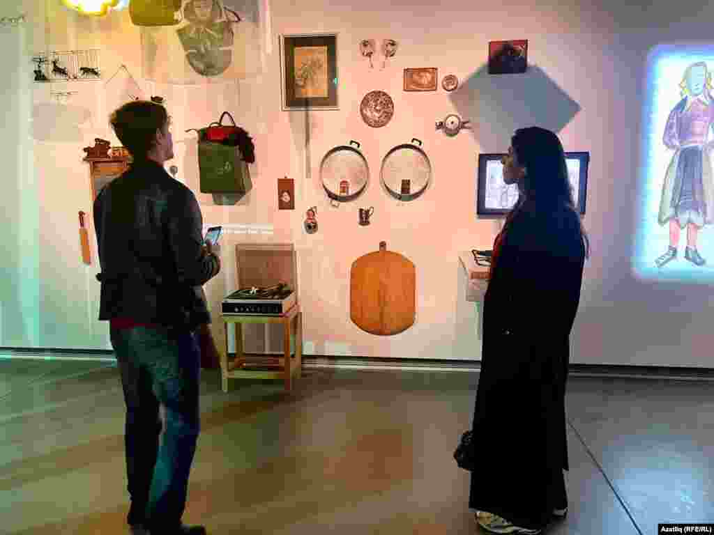 Аерым диварда — татар аш бүлмәсен хәтерләткән урын. Татар хатын-кызының кул җылысы кергән куна тактасы, уклау. Күпме токмач җәеп кискән ул, күпме икмәк камырын баскан, ничәмә ничә тапкыр якыннары өчен бәлешкә дип он иләгән ул бу куна тактасына? Нинди уйлар кичергән, нинди җырлар җырлаган, нәрсә турында хыялланган?