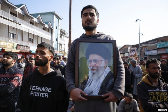 Një burrë shiit mban një foto të Ali Khameneit gjatë një proteste pas vrasjes së Liderit Suprem të Iranit në sulmet ajrore izraelito-amerikane në Srinagar, Kashmir Indian, 1 Mars 2026.