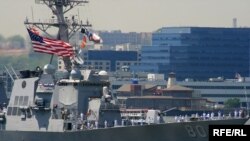 Военные корабли самых разных типов и размеров, люди в морской военной форме - все это Fleet Week