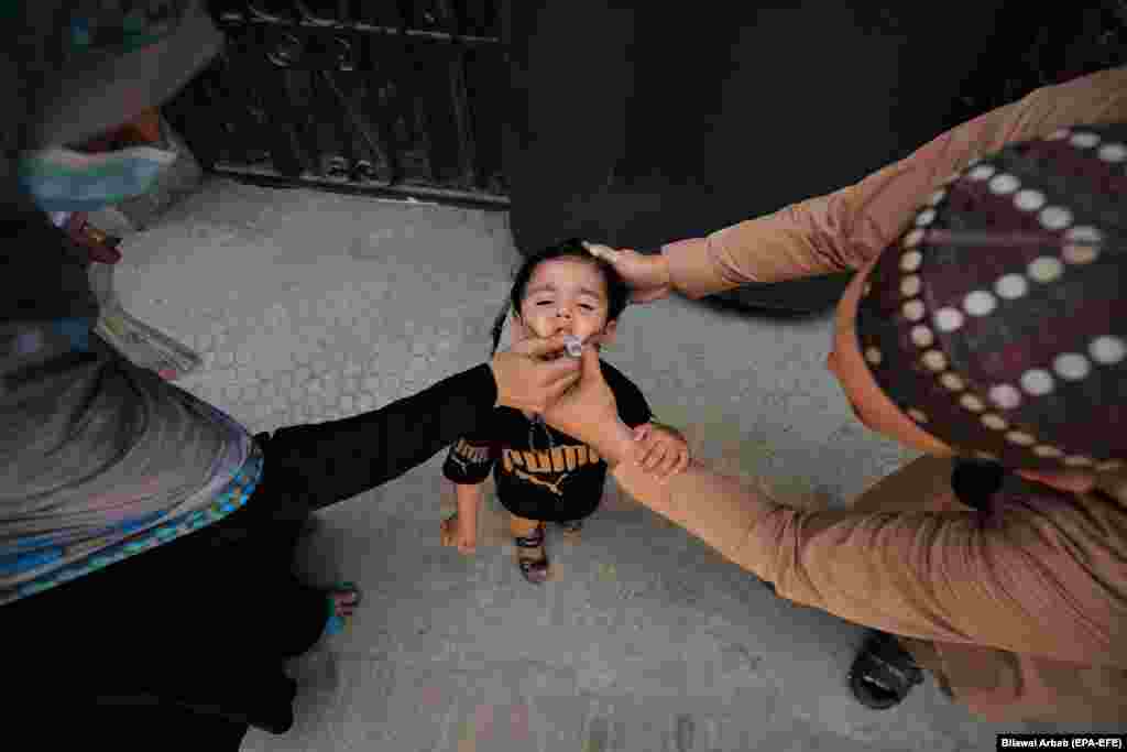 Пакістан. Мэдык уводзіць вакцыну супраць поліяміеліту дзіцяці падчас кампаніі вакцынацыі ў Пэшавары.