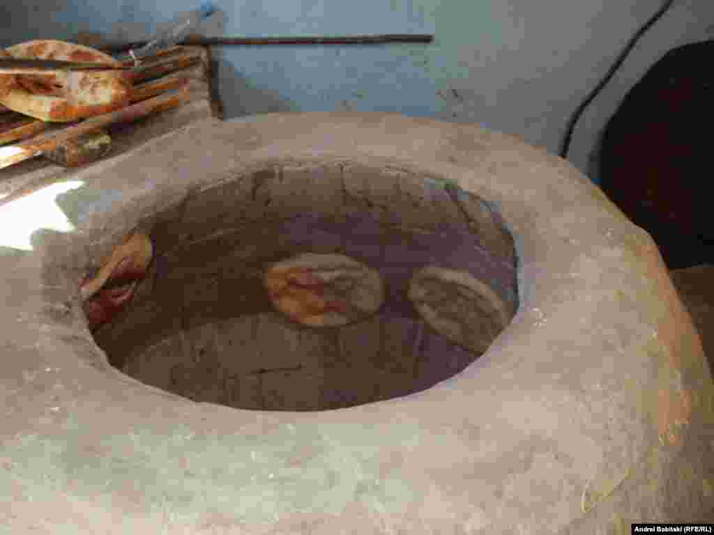 В этой печи выпекается хлеб