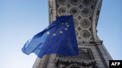 Flamuri i BE-së i vendosur në Harkun e Triumfit në Bruksel. 30 qershor 2024. 