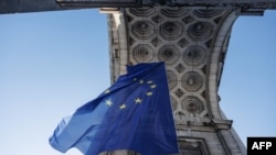 Flamuri i BE-së i vendosur në Harkun e Triumfit në Bruksel. 30 qershor 2024.