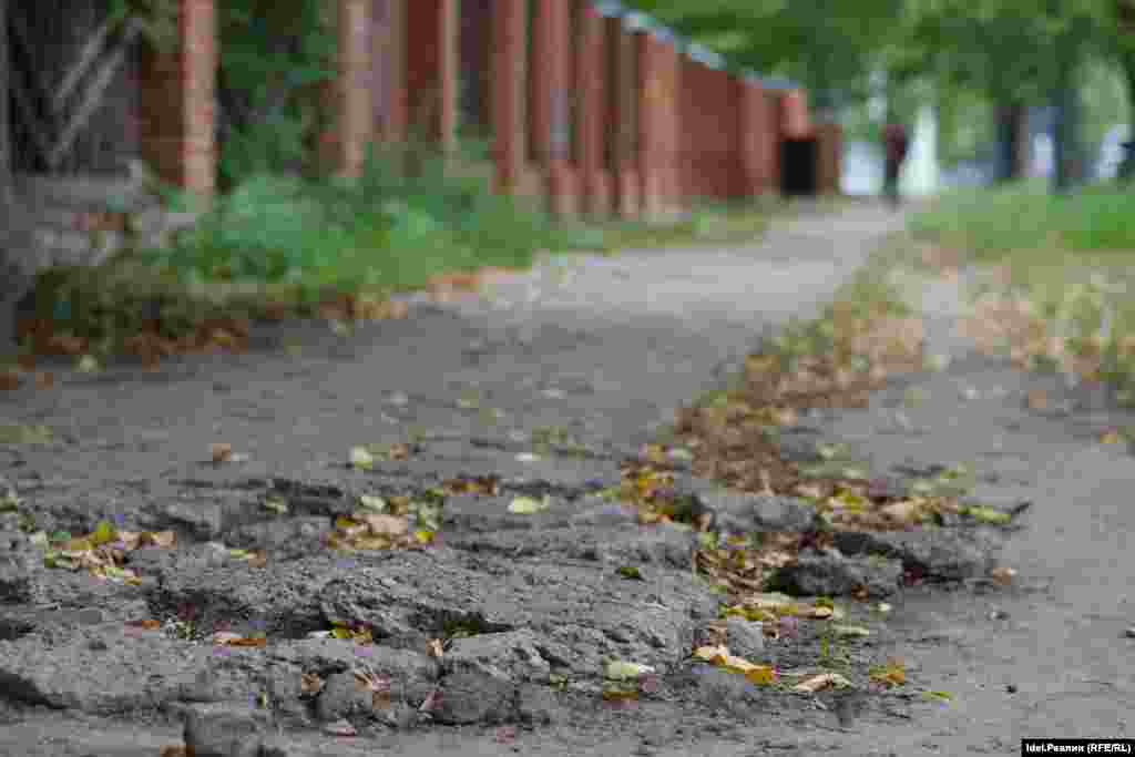 Потому что покрытие самого тротуара осталось, как и прежде, в плачевном состоянии.&nbsp;
