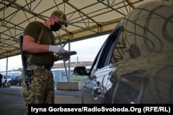 Проверка документов на КПВВ «Новотроицкое» в Донецкой области