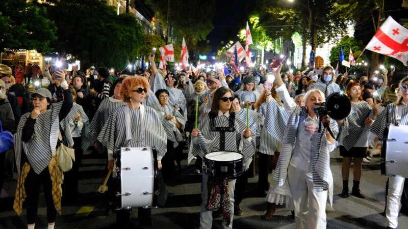 თბილისში საპროტესტო მარში იმართება: "ვერ დააპატიმრებ საქართველოს"