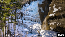 Замерзлий водоспад Учан-Су в Ялті, архівне фото