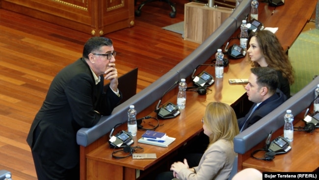 Lutfi Haziri pranë grupit të LDK-së në Kuvendin e Kosovës.