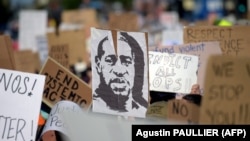 Slika Džordža Flojda na jednom od protesta u SAD