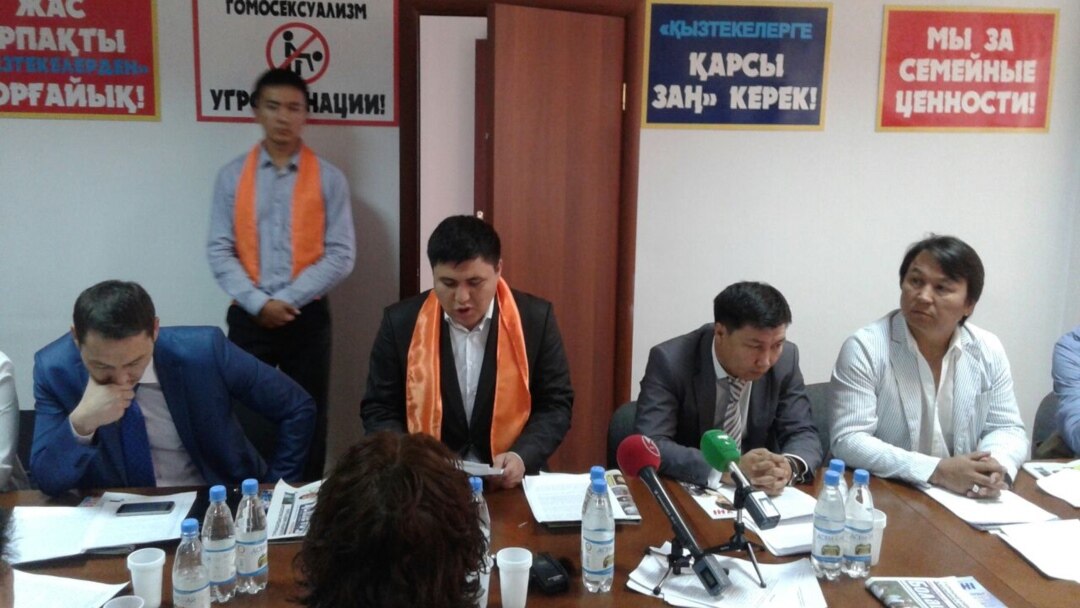 Көмекшілермен ерлердің мастурбациясы Әуесқойлық секс видео: Әйел күйеуімен және оның досымен жыныстық қатынасқа қарсы емес