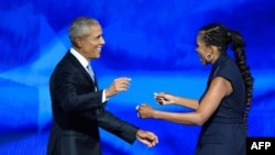 Fostul președinte al SUA, Barack Obama, și soția sa, Michelle, la Convenția Partidului Democrat. Cei doi sunt printre cei mai importanți susținători ai Kamalei Harris în competiția cu Donald Trump pentru Casa Albă.