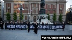 Performans organizacije "Žene u crnom" pod nazivom "Pamtimo", povodom 25. godišnjice genocida u Srebrenici, Beograd, 10. juli 2020.