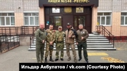 Ильдар Акбулатов (в центре) в лицее №146 в Казани