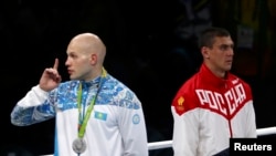 Команда Макларена считает, что казахстанец Василий Левит (слева) проиграл в финале Олимпиады в Рио из-за судей