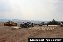 Punëtorët duke vendosur tendat brenda kampit Bondsteel, në përgatitje për arritjen e shtetasve afganë. Kosovë 25 gusht 2021.