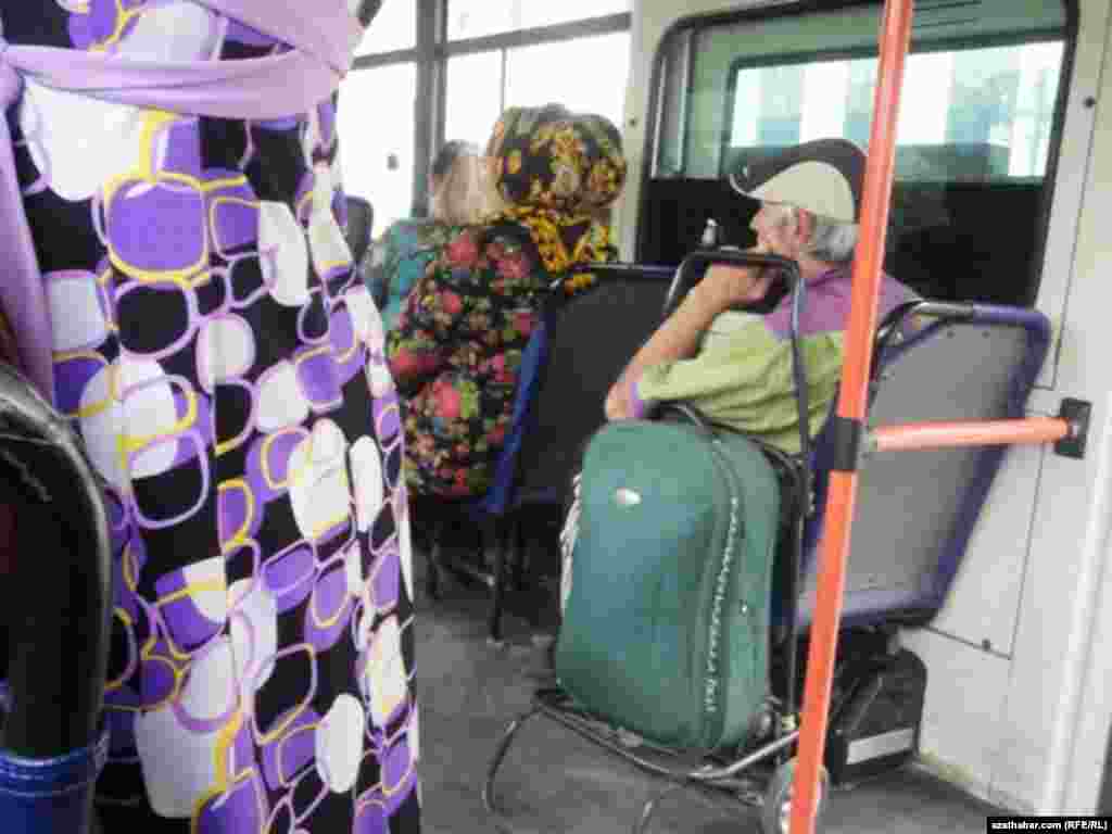 Awtobusyň içi. Aşgabat