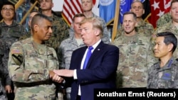 Президент США Дональд Трамп с генералом Сухопутных войск Винсентом Бруксом на базе Кэмп Хамфриз в Южной Корее
