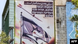 بنر تبلیغاتی در یکی از میدان تهران که روی آن به زبان عبری درج شده: «اشتباه بعدی شما پایان کشور جعلی‌تان خواهد بود»