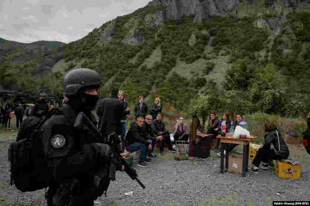 Jedinica za posebne operacije Kosovske policije patrolira područjem u blizini graničnog prelaza Jarinje između Kosova i Srbije.