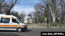 Ambulanță pe fundalul Catedralei din Chișinău, în plina pandemie de coronavirus și în prima stare de urgență. 10 aprilie 2020