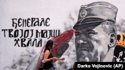 O pictură murală a generalului sârb, Ratko Mladic, responsabil de genocidul de la Srebenica. Fotografie realizată în Belgrad, Serbia, la data de 24 iulie 2021.