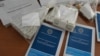 Materiale pentru exercitarea votului prin corespondență trimise spre alegători pentru referendumul și alegerile prezidențiale din toamna anului 2024.