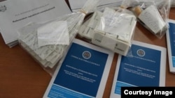 Materiale pentru exercitarea votului prin corespondență trimise spre alegători pentru referendumul și alegerile prezidențiale din toamna anului 2024.