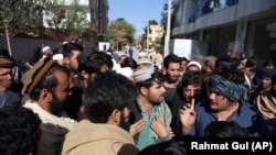 Afghan visa applicants stand outside of the Pakistan Embassy in Kabul. (file photo) 