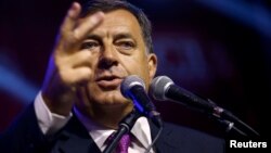 Мілорад Додик виголошує промову після оголошення результатів референдуму. Пале, Боснія і Герцеговина, 25 вересня 2016 року