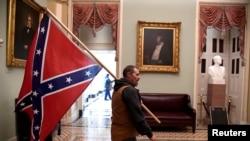 Мъж с бойното знаме на Конфедерацията.