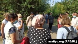 Орал мұғалімдерді еңбек сабағын бірге оқытуға қарсылық білдіріп тұр. 26 тамыз, 2021 жыл.