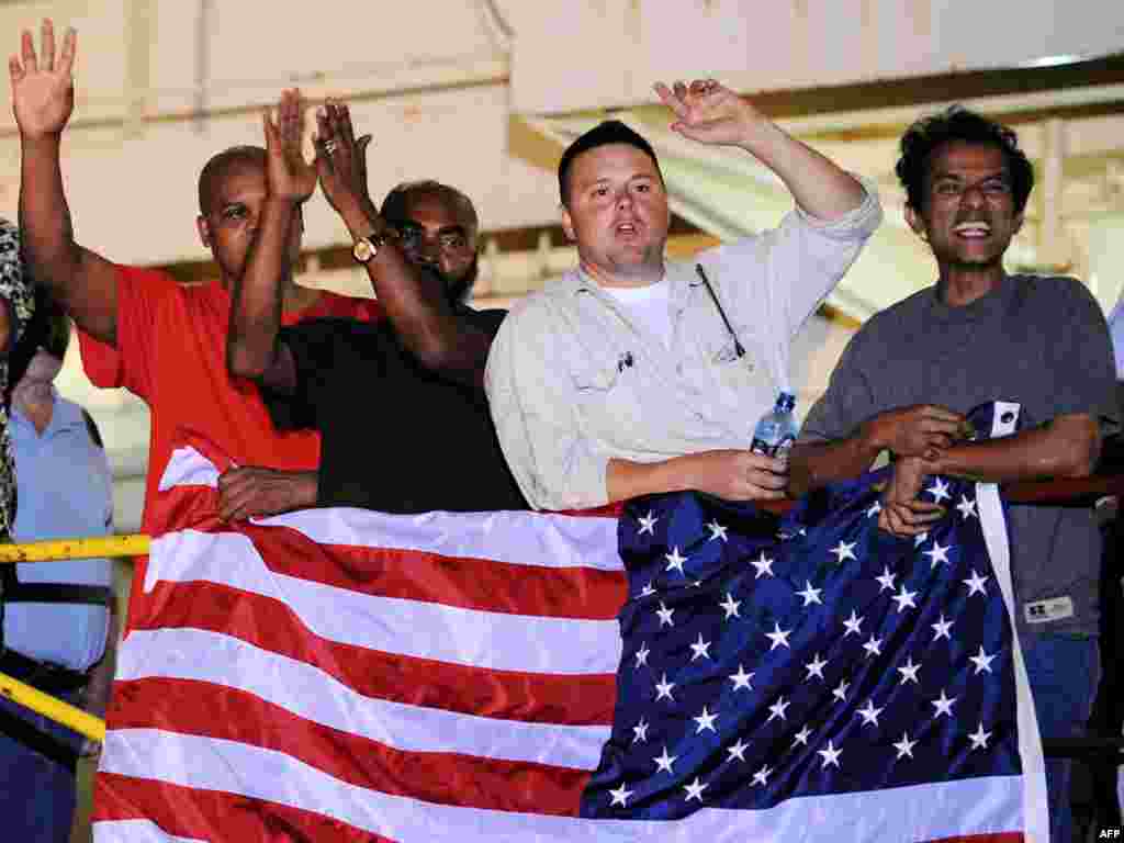 Команда американского контейнеровоза Maersk Alabama отмечает освобождение своего капитана Ричарда Филлипса из пиратского плена