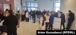 Pacientët duke pritur në një nga korridoret e ndërtesës së klinikave interne në QKUK.