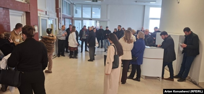 Pacientët duke pritur në një nga korridoret e ndërtesës së klinikave interne në QKUK.