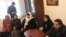 Наздикони маҳбусони якумрӣ дар ҳузури вакили дифоъ Бузургмеҳр Ёров