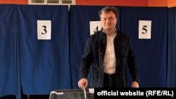Premierul moldovean Dorin Recean, votând la prezidențialele românești, pe 3 mai, 2025