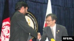 د چاپان د سفارت شاژزدافير فوميو شيميزود یو ساختماني شرکت له مشر سره.