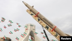 نمایش یک موشک خیبرشکن ایران در مراسم بزرگداشت سالگرد پیروزی انقلاب بهمن ۵۷ در تهران