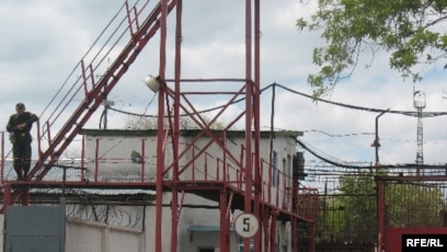 Оның есесіне тығылған плунжердің порно бейнесін қараңыз.