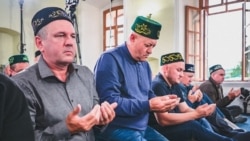 Мәчкәрә мәчетендә бәйрәм намазына килүчеләр дога кыла