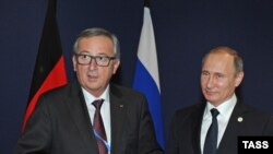 Ýewropa Komissiýasynyň başlygy Jean-Klaude Junker (ç) we Orsýetiň prezidenti Wladimir Putin (s) 