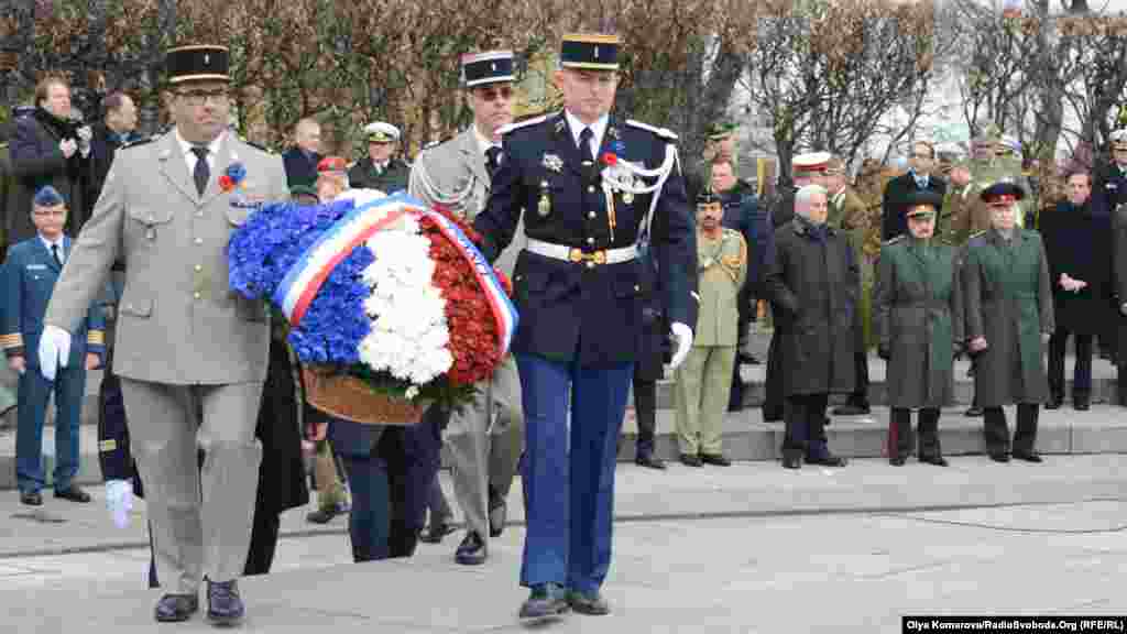 Представники країн Співдружності та НАТО в Києві вшанували пам&rsquo;ять загиблих у минулих конфліктах. Квіти від Франції