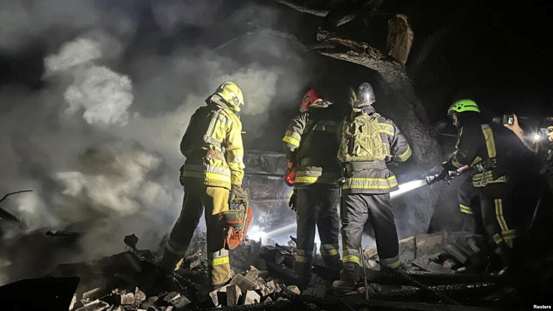 Pompierii ucraineni lucrează într-o zonă rezidențială lovită de un atac aerian rusesc pe 23 septembrie.