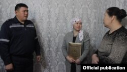 ӨКМ өкүлү Марат Исаевдин апасы жана жубайы менен жолугушууда