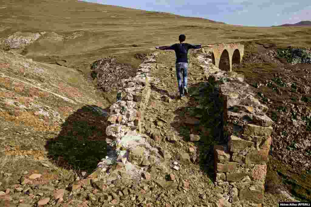 İrili - xırdalı təqribən 6-7 körpünün bəziləri sağ-sağlam ayaq üstdə dayanır.