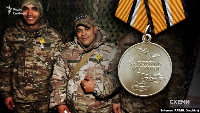 Një mercenar kuban mban një medalje luftarake ruse.