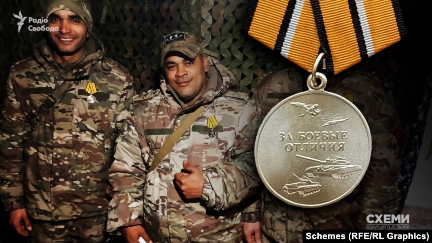 Një mercenar kuban mban një medalje luftarake ruse.