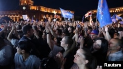 Тарафдорони ҳизби нахуствазир Никол Пашинян дар майдони марказии Ереван