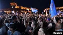 Supporters of Prime Minister Nikol Pashinian's Civil Contract party rally in Yerevan ahead of the June 7 Armenian election.
