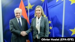 Federica Mogherini (sağda) və Edward Nalbandian 
